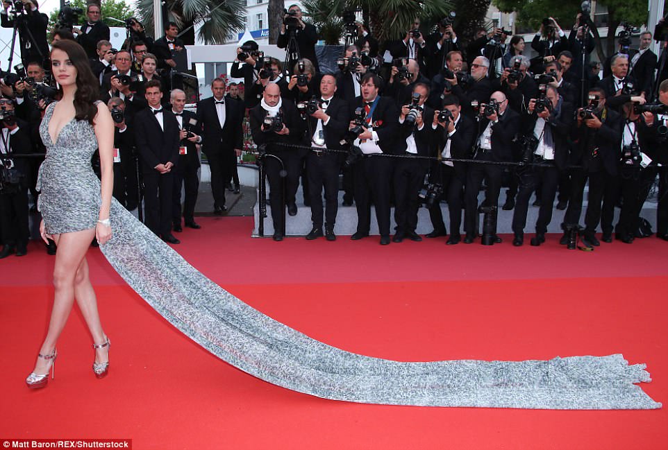 Cannes ngày 7: Loạt mỹ nhân vô tư lộ hàng trên thảm đỏ